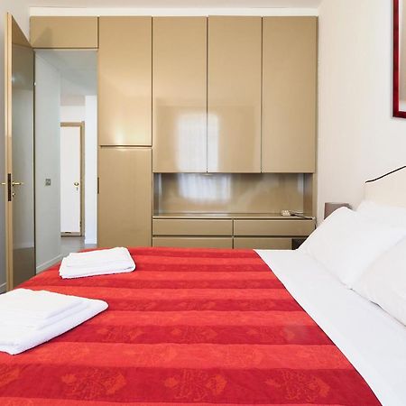 Duomo Luxury Apartment - One Bed Мілан Екстер'єр фото