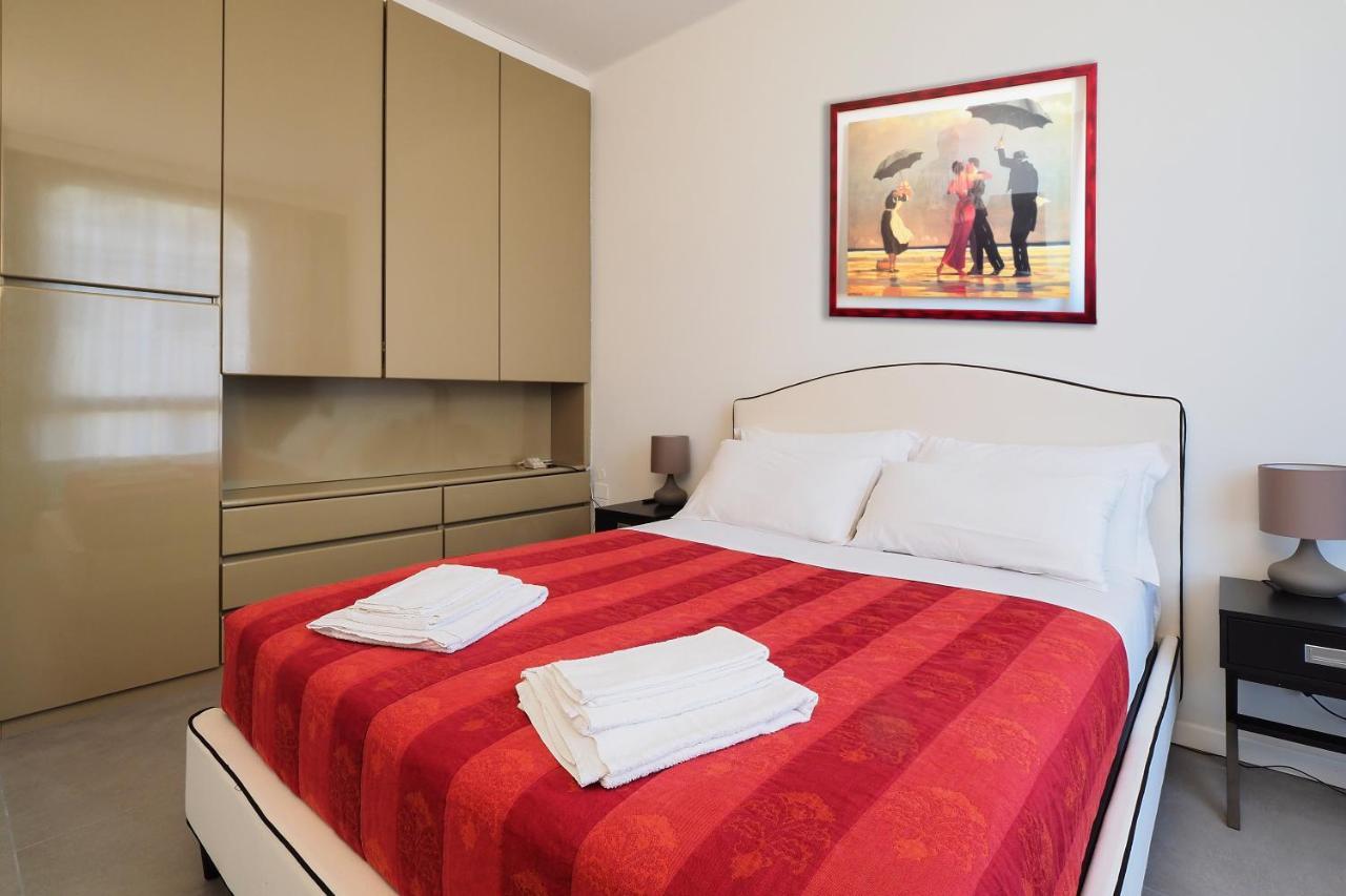 Duomo Luxury Apartment - One Bed Мілан Екстер'єр фото